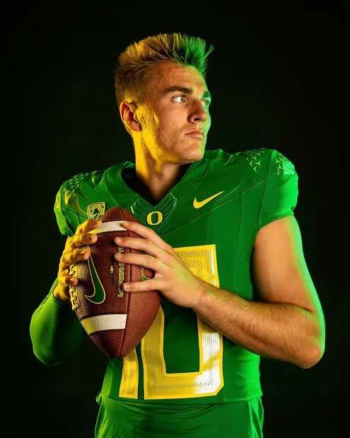 No.1 American football player bo nix : stuns football community by decommiting from origon duck football to join Florida Gators..